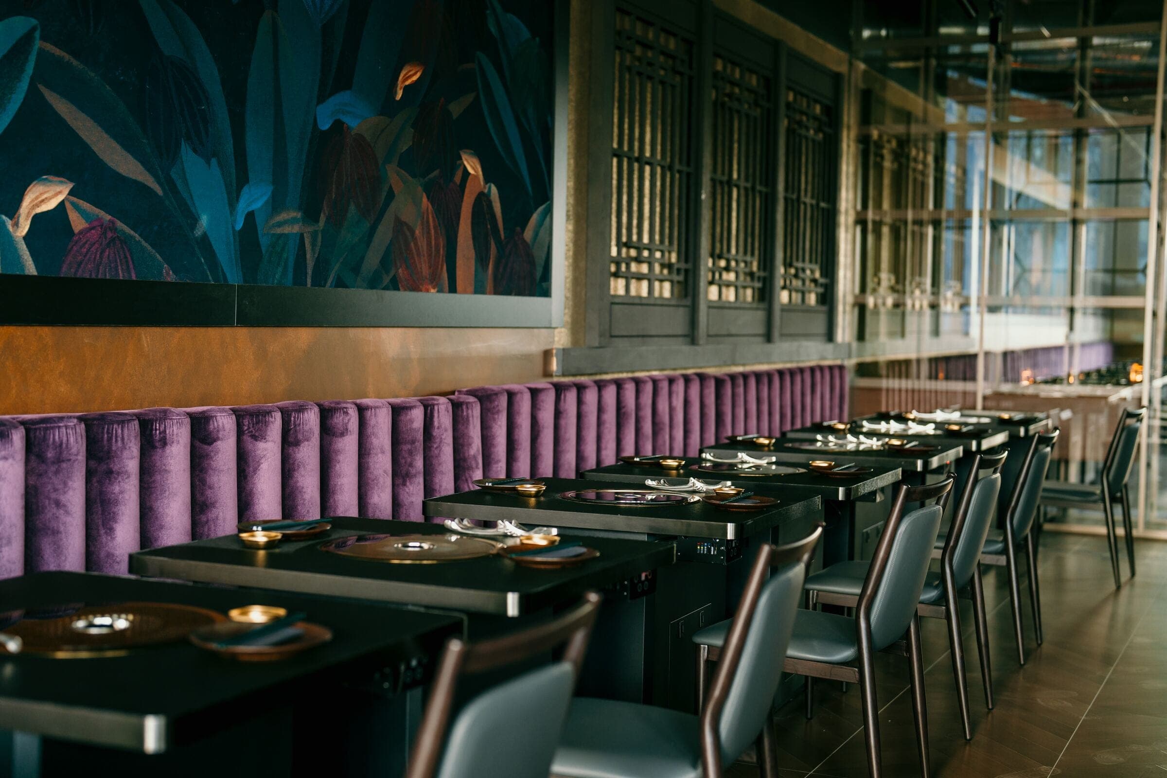 Premium rauwe stukken vlees klaar voor de grill aan tafel bij Anno Asia Amsterdam